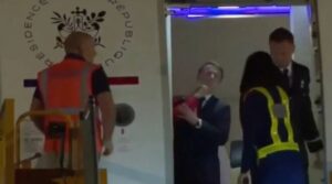 Macron schiaffeggiato dalla moglie Brigitte: il VIDEO diventa virale