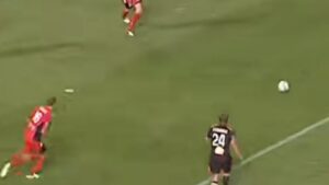 calciatore manda pallone fuori dallo stadio