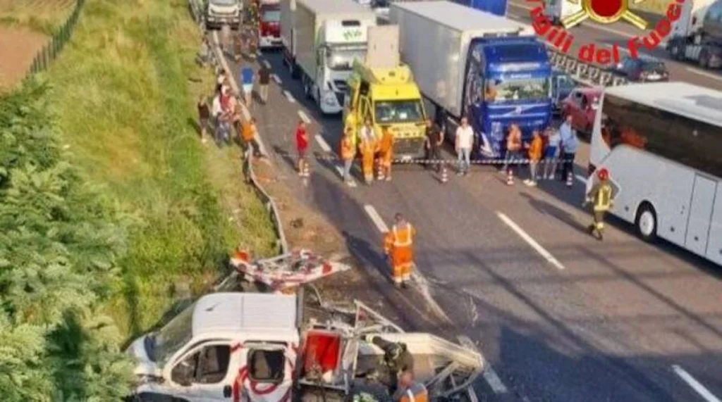 Camion contro un cantiere in A4, quattro feriti