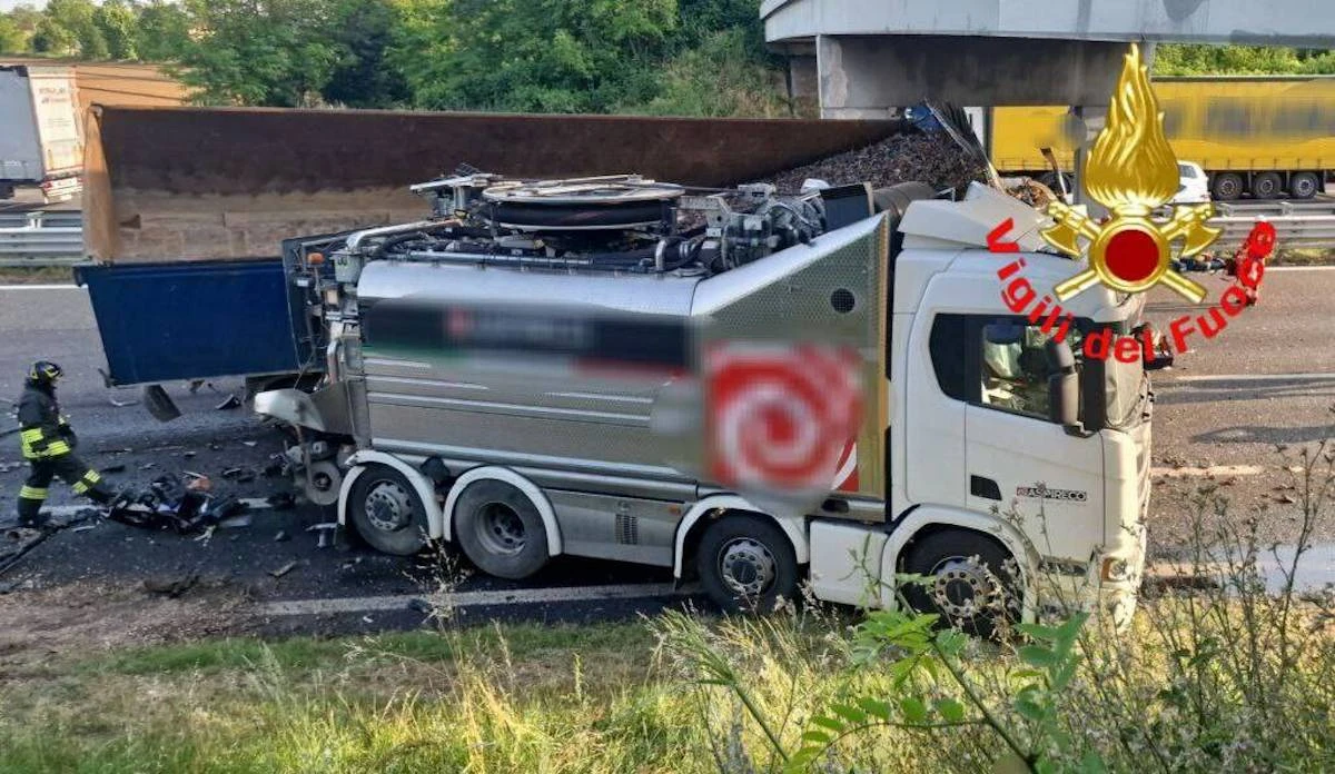 Camion contro un cantiere in A4, quattro feriti