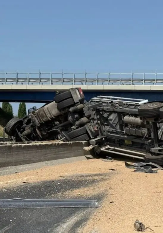 Incidente in A1, tir si ribalta