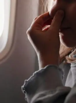 Strana puzza sul volo EasyJet, costretto all’atterraggio d’emergenza: “Odore di uova marce”