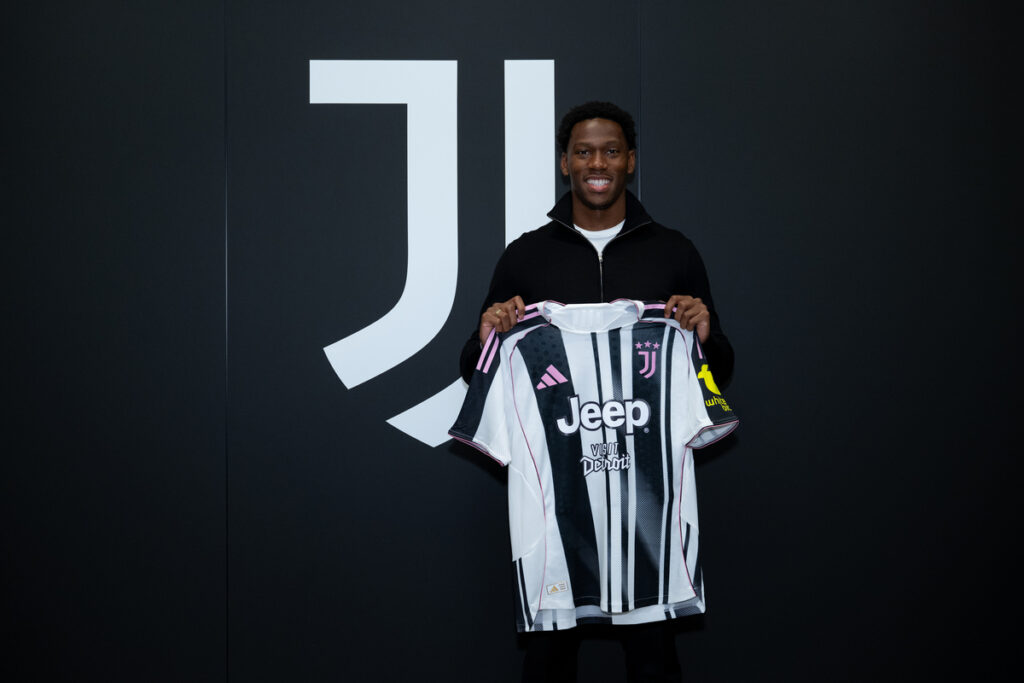 Jonathan David con la maglia della Juve