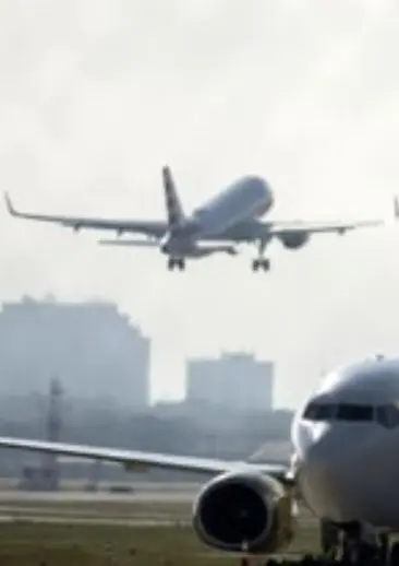 Strana puzza sul volo EasyJet, costretto all’atterraggio d’emergenza: “Odore di uova marce”