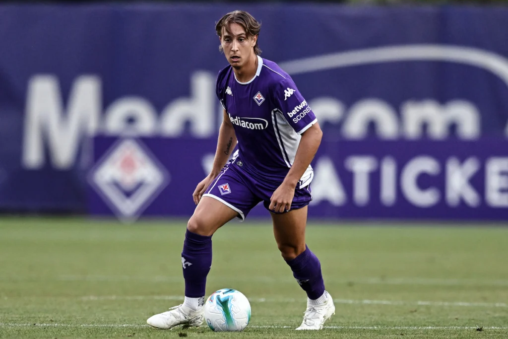 Jacopo Fazzini con la maglia della Fiorentina