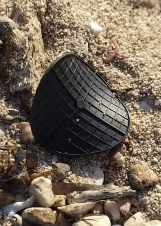 Spiagge italiane invase da dischetti neri di plastica: cosa fare se si trovano e da dove vengono