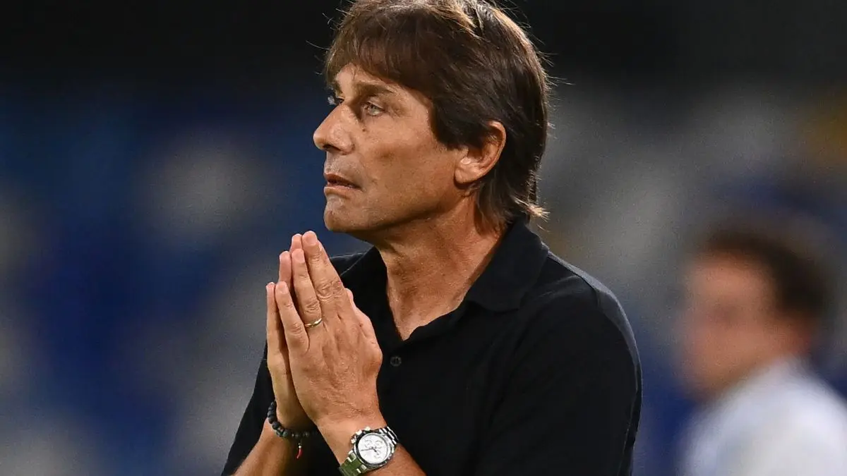 conte incredulo per una decisione dell'arbitro durante la partita del napoli