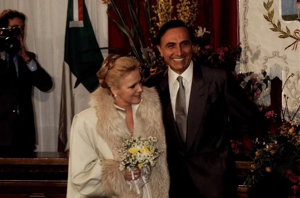 Giancarlo Magalli, Katia Ricciarelli e Pippo Baudo sorridenti in una foto d'archivio