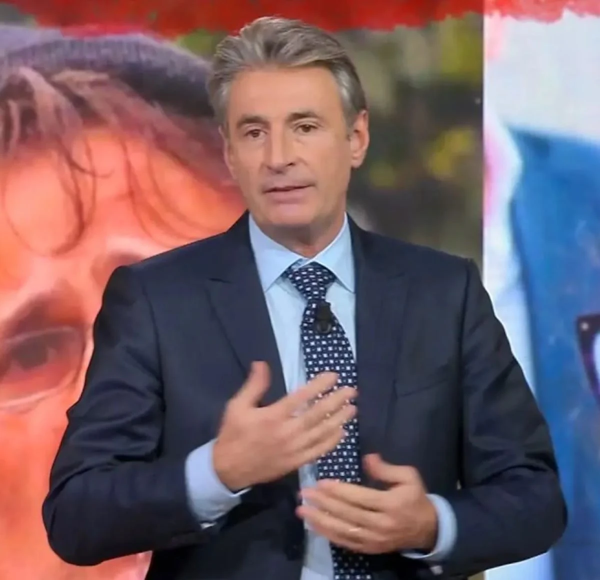 Milo Infante, conduttore di Ore 14 Sera, durante la discussione in studio