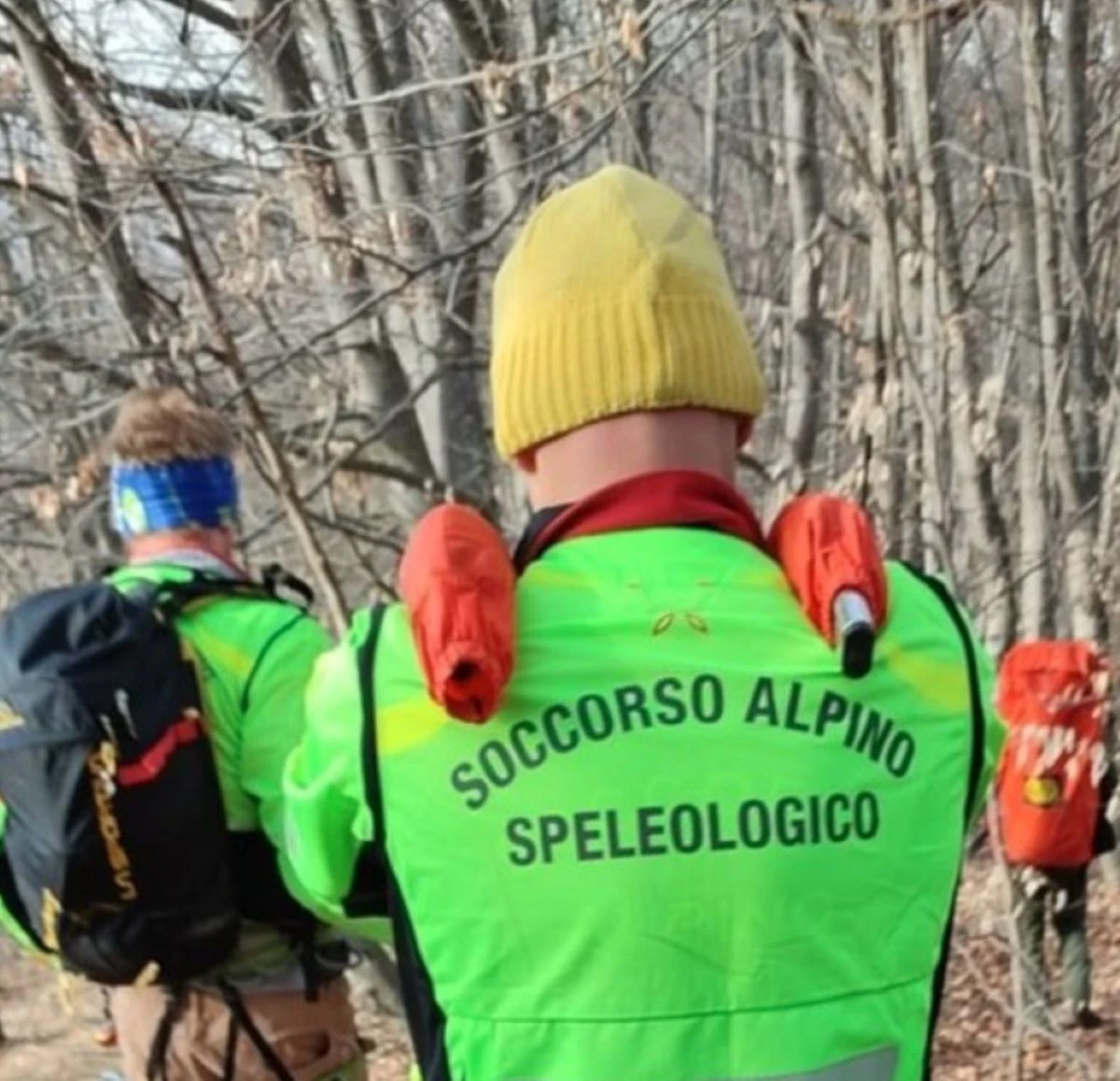 Squadre di soccorso impegnate nel recupero di un escursionista in montagna