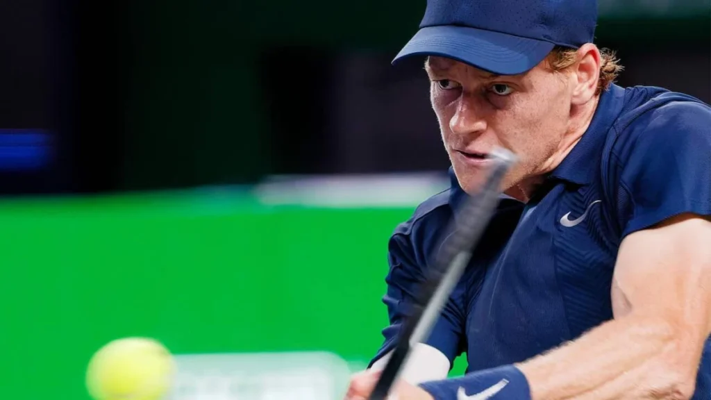 Jannik Sinner durante il match al Masters 1000 di Parigi-Bercy