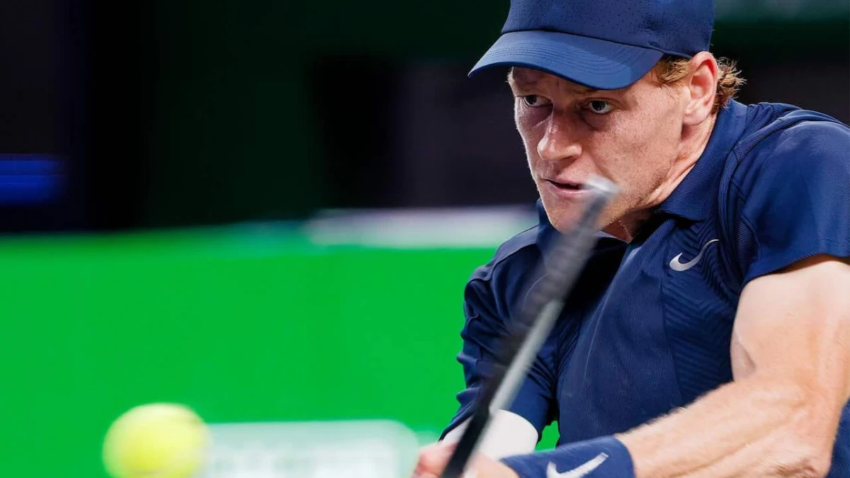 Jannik Sinner durante il match al Masters 1000 di Parigi-Bercy