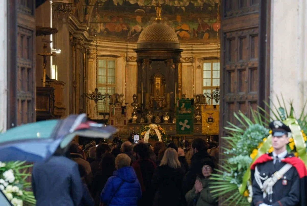 Ornella Vanoni durante una performance dal vivo