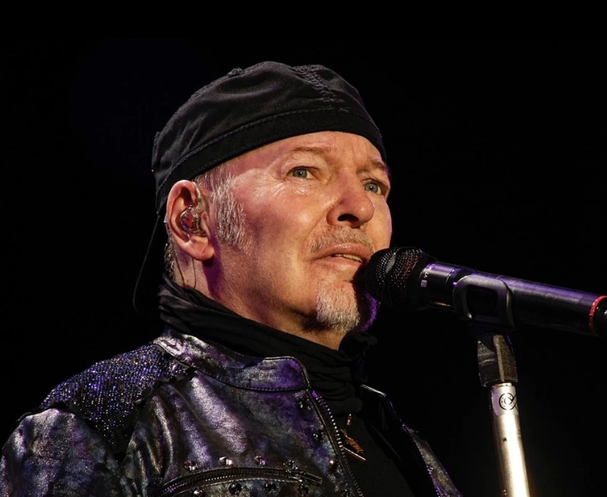 Vasco Rossi, primo piano durante un concerto