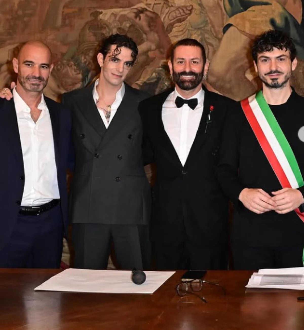 Achille Lauro e lo sposo si abbracciano in segno di amicizia