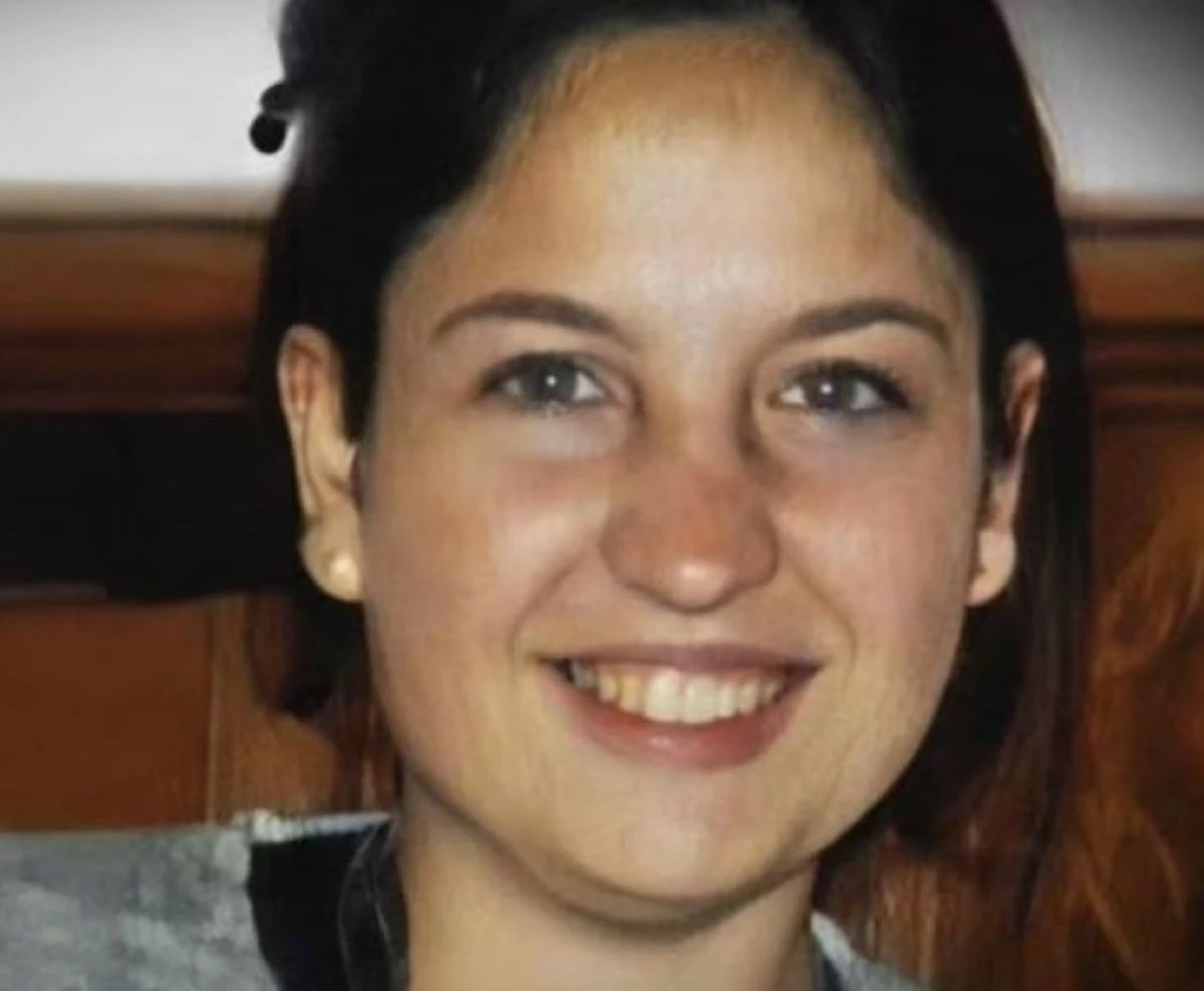 Primo piano sulle mani di Chiara Poggi, elementi chiave nelle nuove analisi del Dna