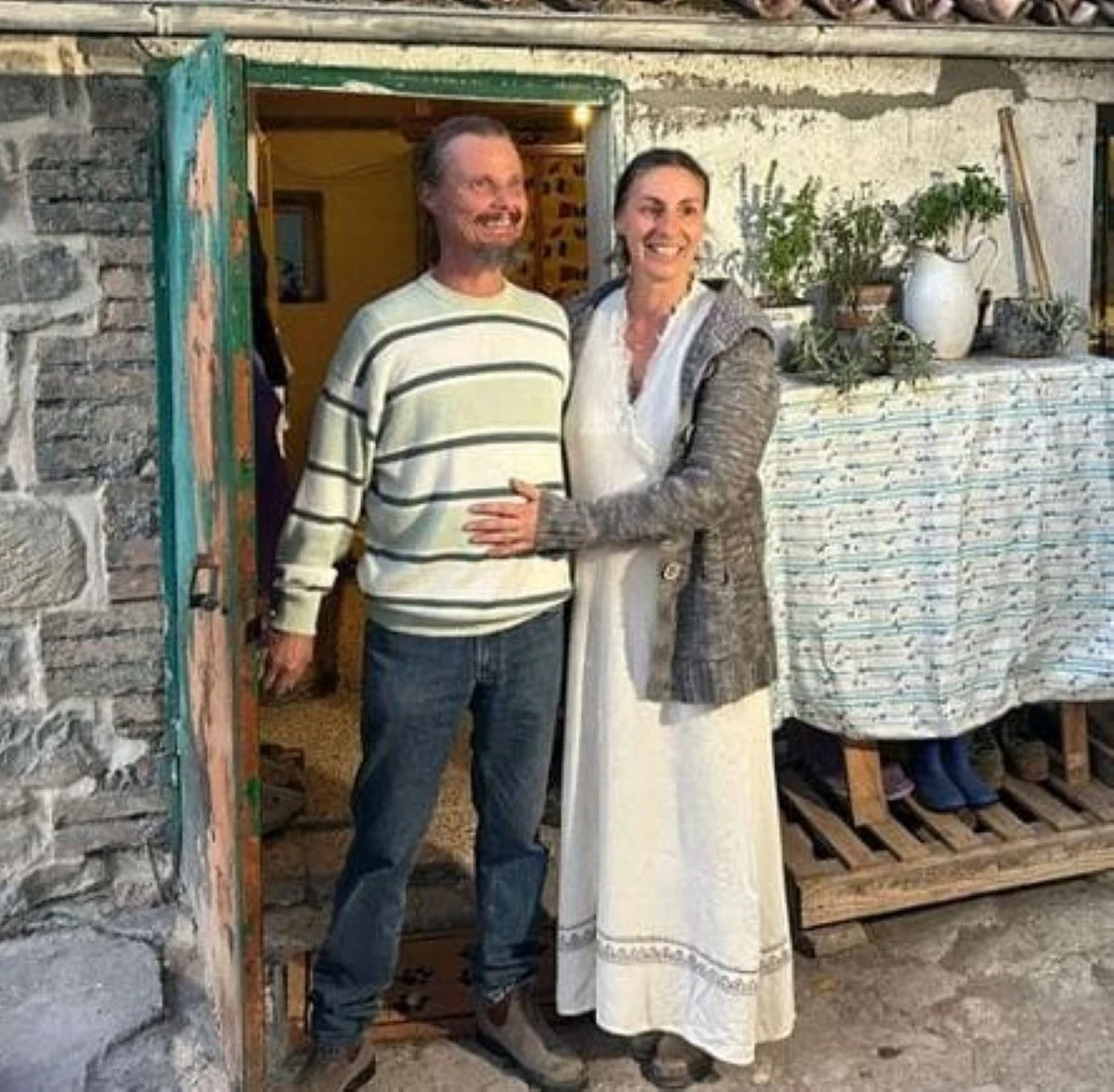 Foto della famiglia nel bosco di Palmoli riunita davanti al casolare