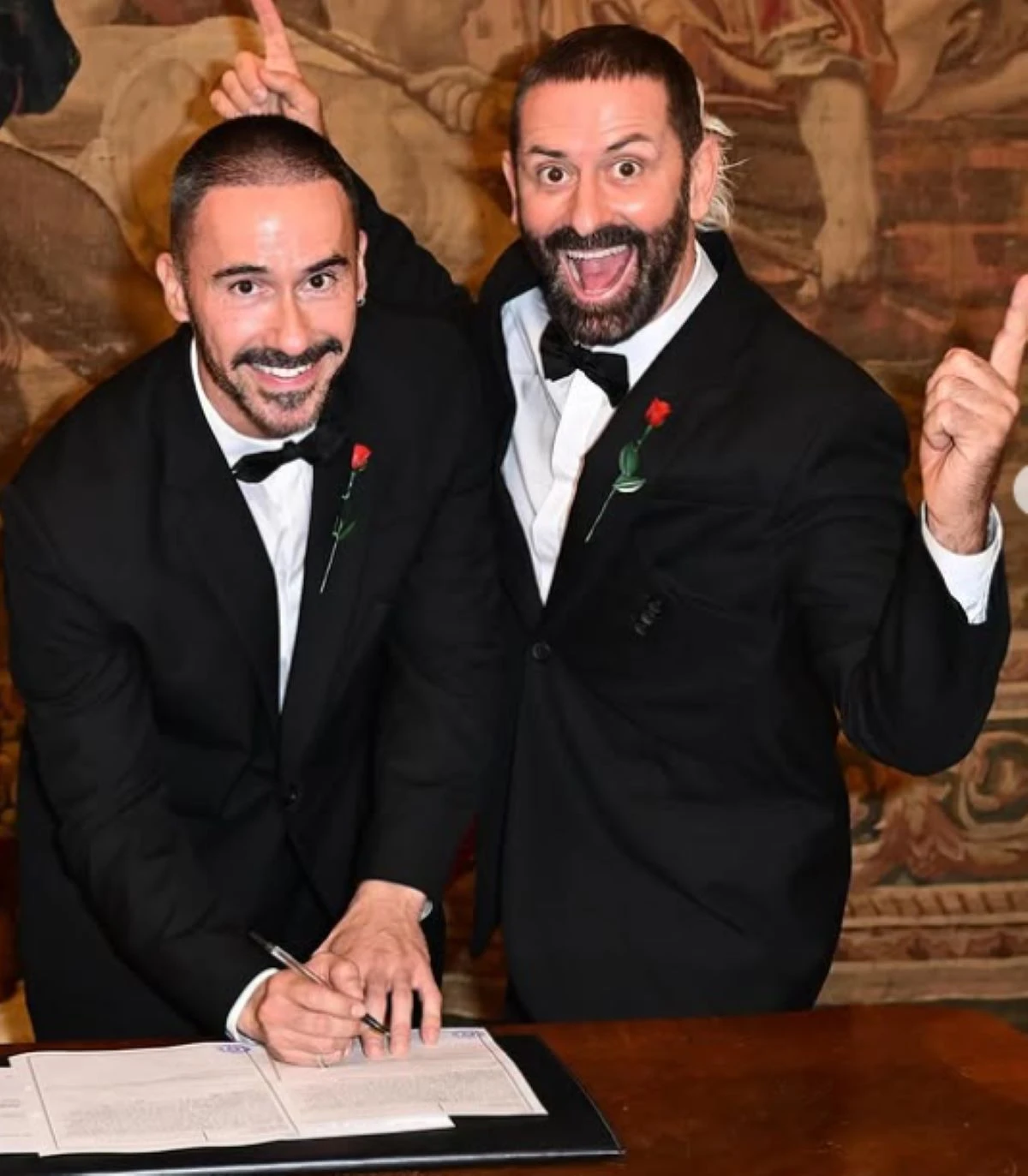 Un momento di tenerezza tra gli sposi durante i festeggiamenti