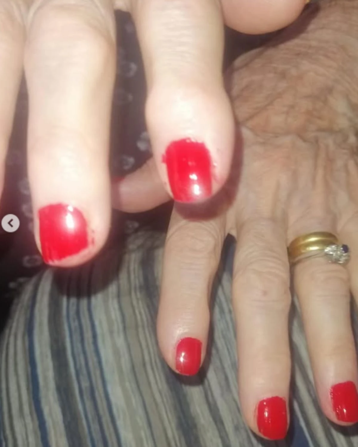 Ritratto simbolico del lutto per il cantante italiano