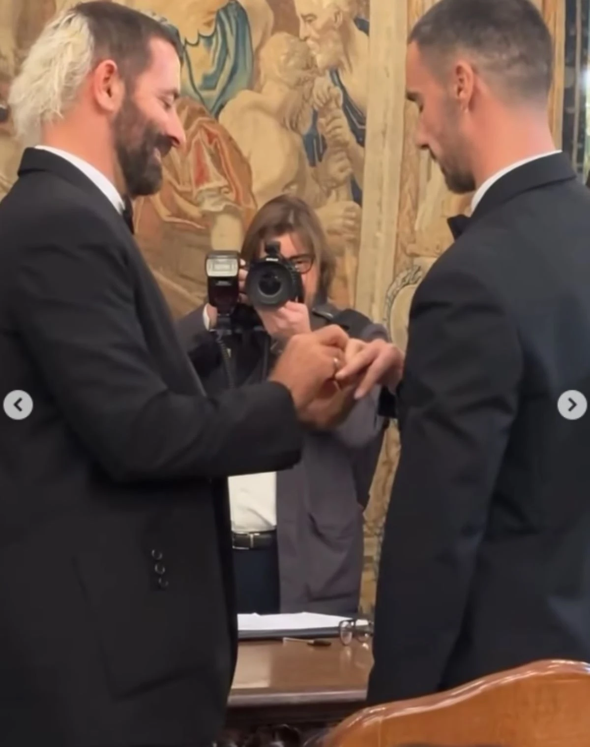 Due sposi eleganti tra pioggia e sorrisi a Milano