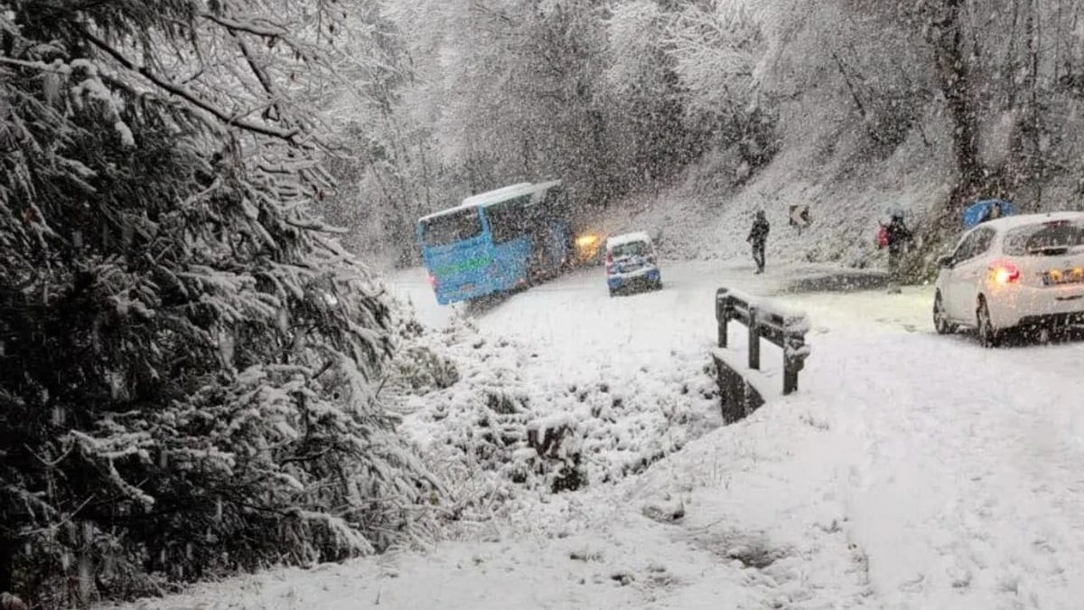 Scuolabus fuori strada nella neve, Bergamo