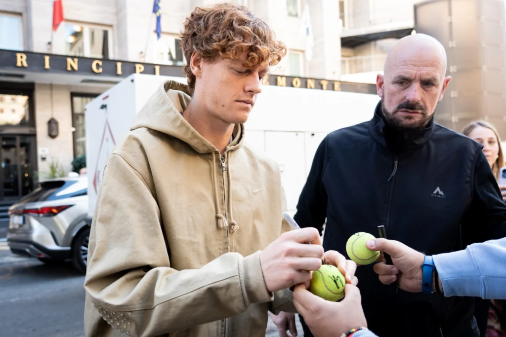 Sinner tra i tifosi, durante un momento di riposo