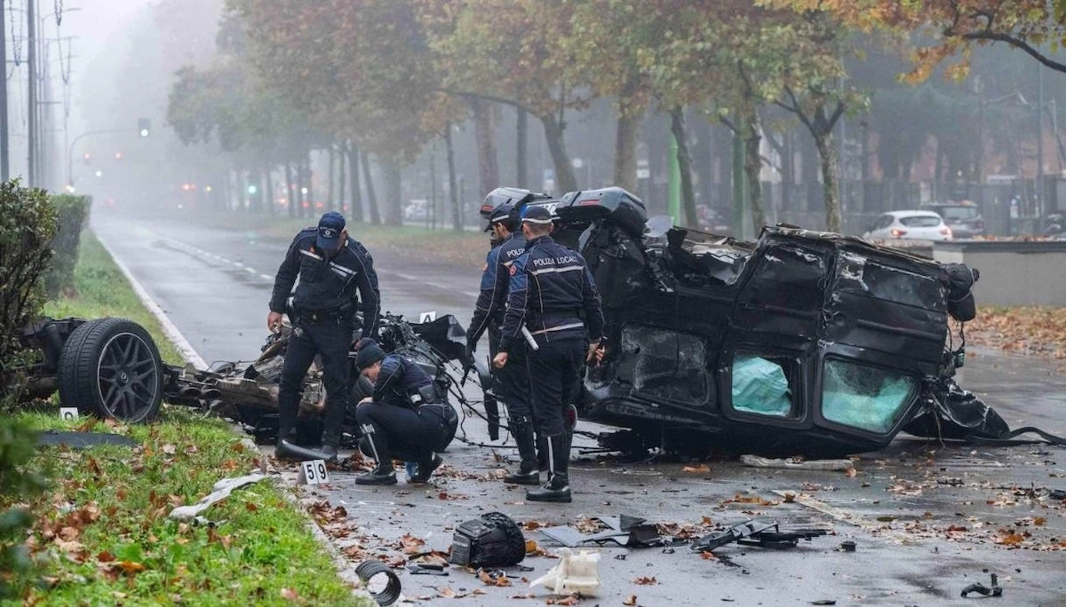 Suv distrutto dopo l'incidente a Milano