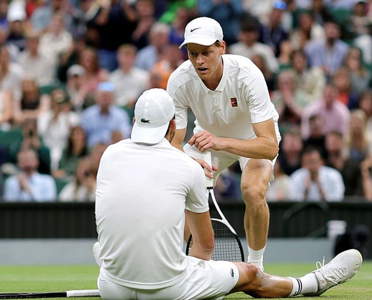 Jannik Sinner in campo durante una partita
