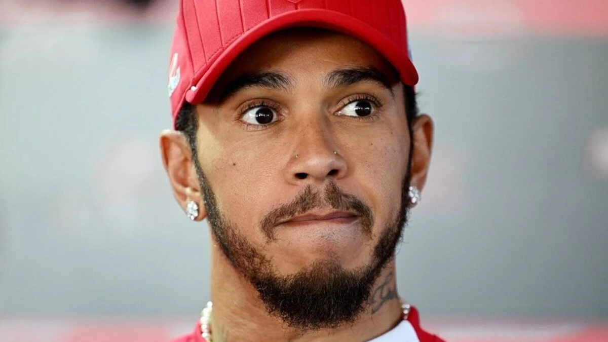 Lewis Hamilton in pista con la Ferrari