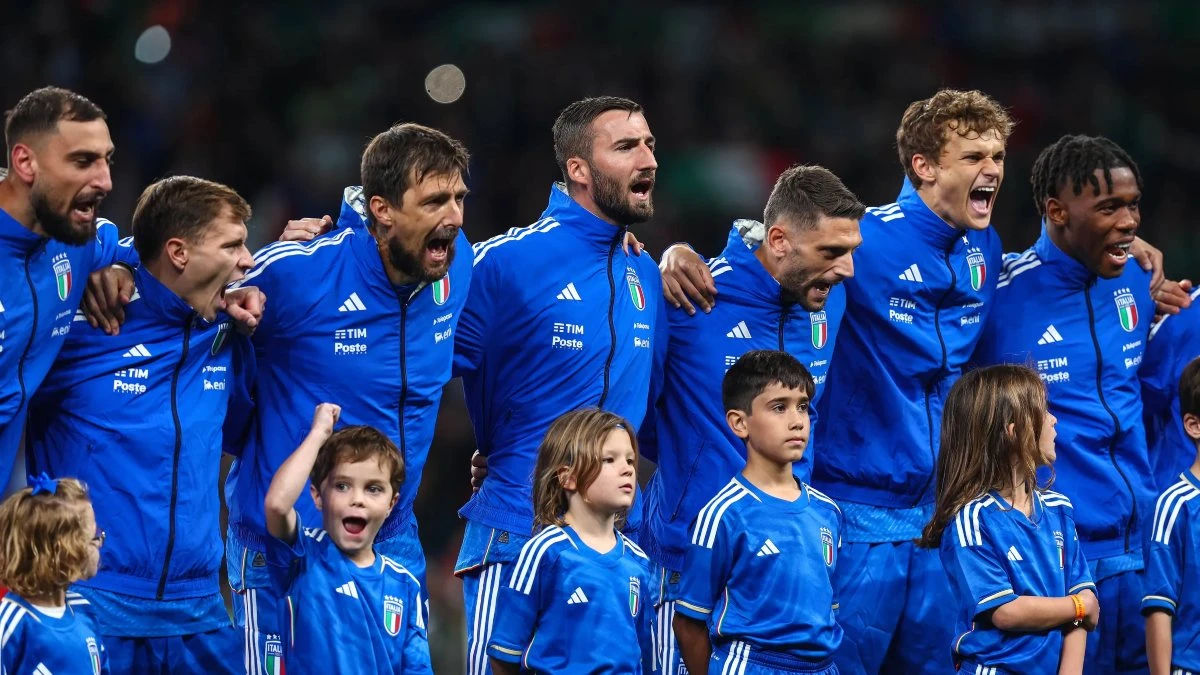 Jose Mourinho osserva la Nazionale italiana in occasione del sorteggio dei playoff per i Mondiali 2026