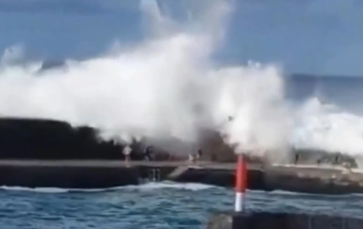 Onde alte sulla costa di Tenerife durante la tempesta
