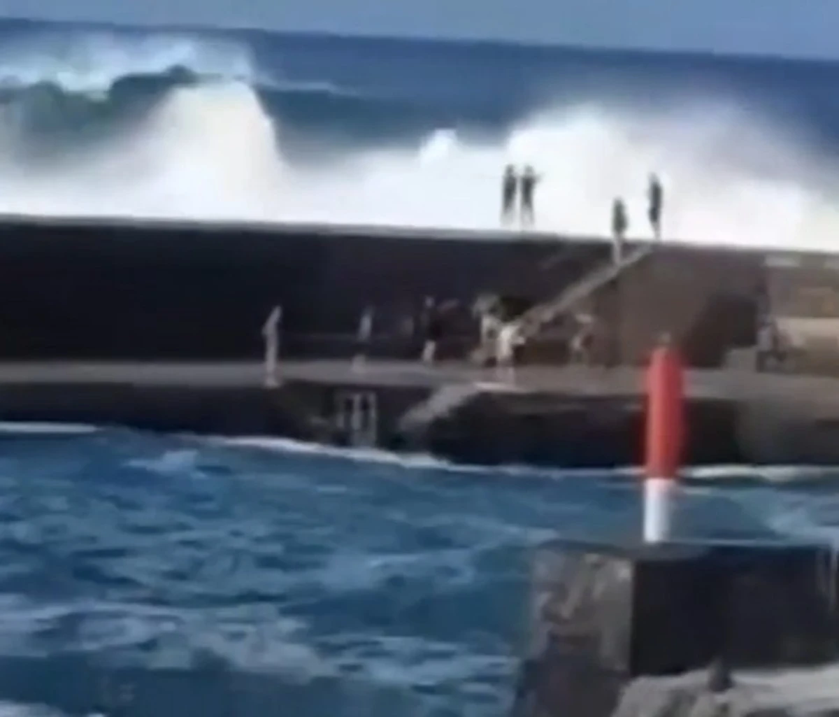 Soccorritori intervengono dopo l'onda anomala a Tenerife