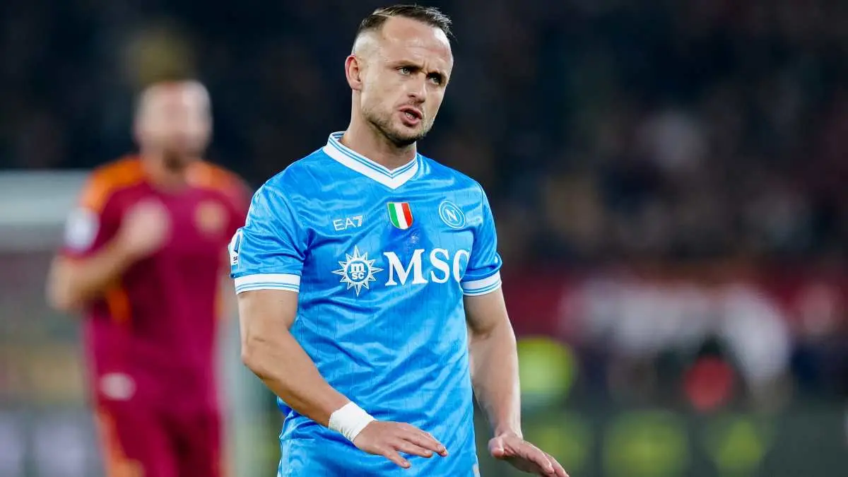 lobotka durante un match con il napoli