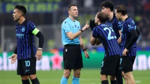 inter durante una discussione con l'arbitro
