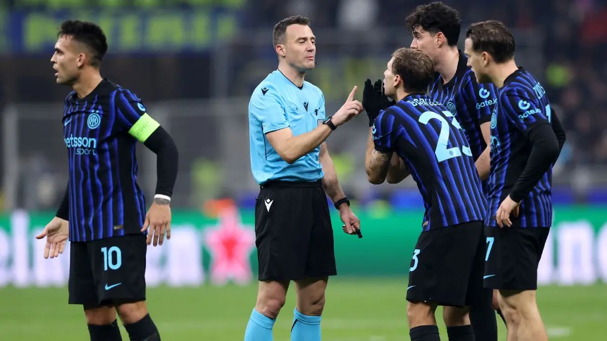 inter durante una discussione con l'arbitro